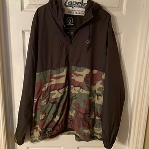 Men’s Volcom Stone Hooded Full Zip Back & Camo Rain Windbreaker Jacket, Size XXL